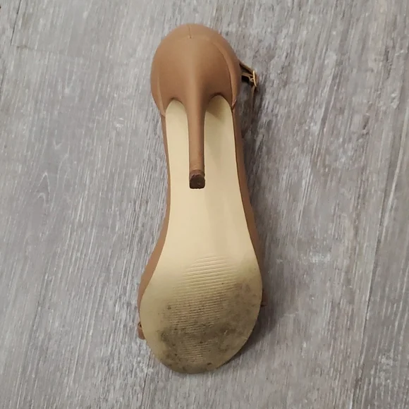 Heels - Picture 3 of 3